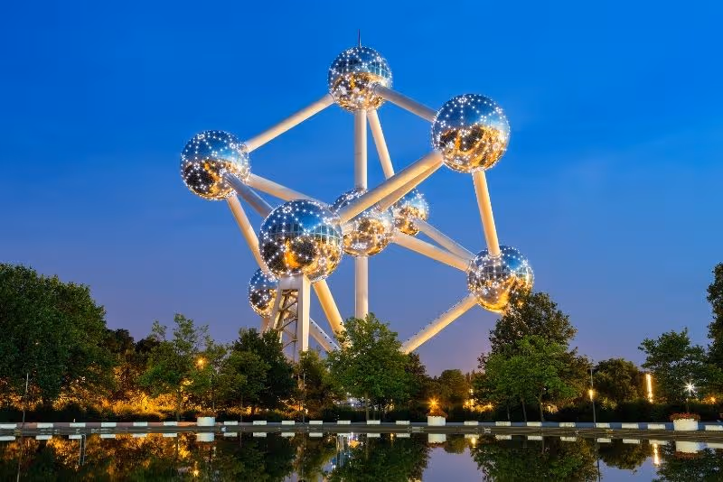 Historic black and white photo of the Atomium during the 1960 Tour de France